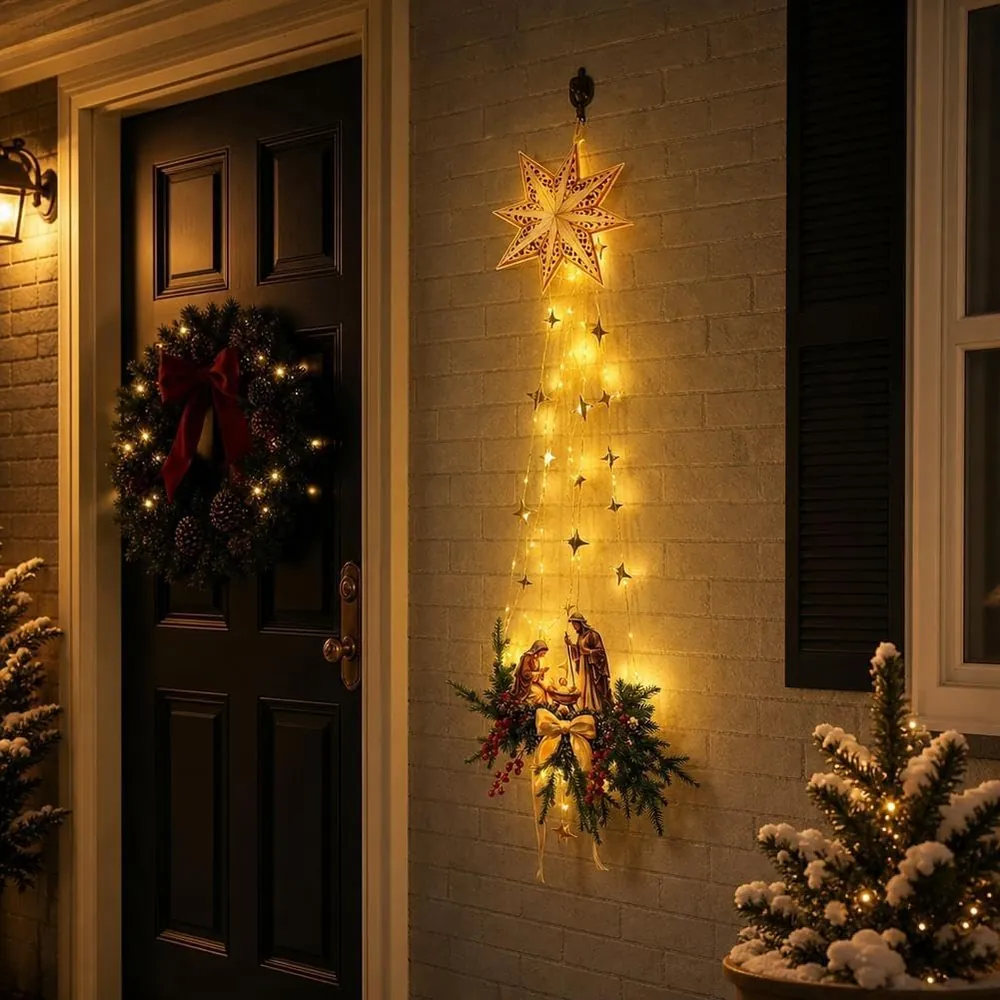 Estrella de Belén con luces encendida junto a la puerta de casa
